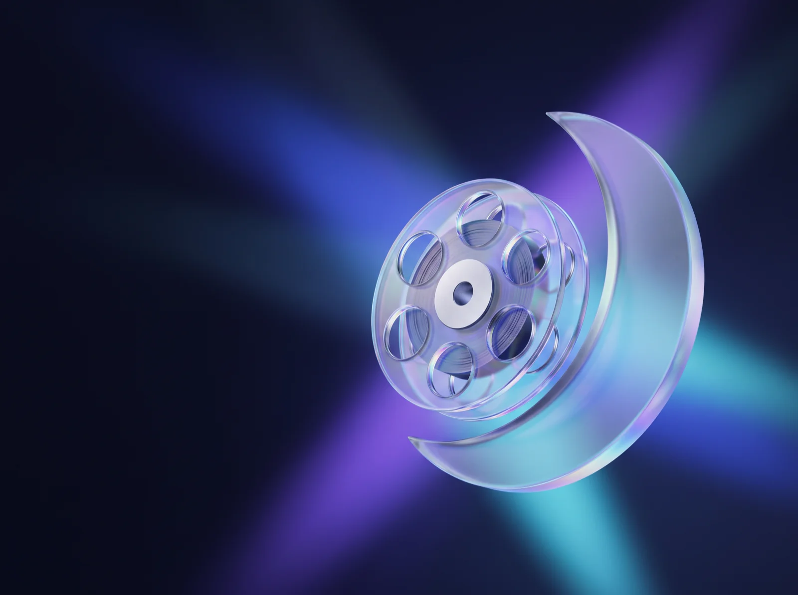 Bobine de film en verre irisé devant un croissant de lune en verre, traversés de faisceaux de lumière bleus, violets et cyan